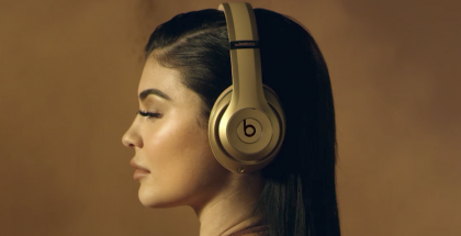 Kylie Jenner toimii kuulokkeiden mainoskasvona.