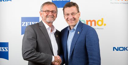 ZEISS-johtaja Winfried Scherle ja HMD Globalin tuolloinen markkinointijohtaja Pekka Rantala vuonna 2017.