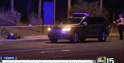 ABC 15 -televisiokanavan kuvassa näkyy Uberin Volvo XC90 -robottiauto sekä sen alle jäänyt nainen, joka kävelytti polkupyöräänsä.
