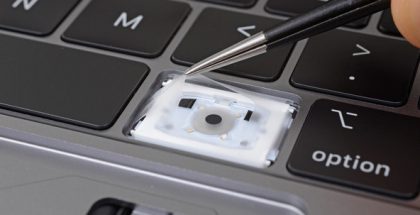 iFixitin kuva kertoo uuden MacBook Pron näppäimiin lisätystä silikonikalvosta.