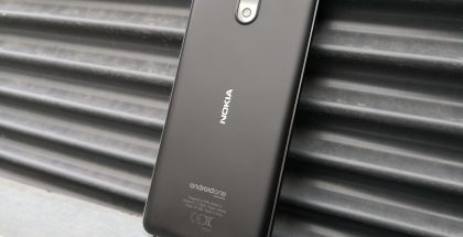 Nokia 3.1:ssä ei ole takana(kaan) sormenjälkilukijaa. Polykarbonaattimuovi ei materiaalina juurikaan laske puhelimen laatutuntumaa. Takakameran alue kohoaa hieman muusta takapinnasta.