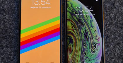 iPhone XS Max ja iPhone XS ovat varustettu laadukkailla OLED-näytöillä. Oikealla olevan iPhone XS:n näytöllä näkyvä oletustaustakuva jättää loven piiloon ollessaan musta yläreunasta.