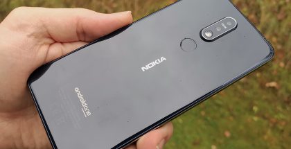 Takaa Nokia 7.1 on lasipintainen. Myös sormenjälkilukija sijaitsee takana.
