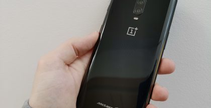 OnePlus 6T McLarenin lasipinnan alta löytyvä hiilikuitukuvioviimeistely on erittäin hillitty. Kauempaa puhelin näyttää vain mustalta.