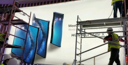 Huawei Mate X esillä seinämainoksessa.