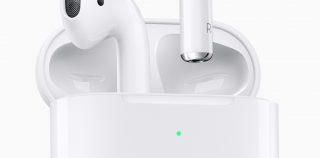 Ulkoisesti AirPods-kuulokkeet ovat käytännössä ennallaan. Apple julkisti toisen sukupolven AirPods-kuulokkeet – H1-piiri, Hei Siri ilman käsiä ja kotelo langattomalla latauksella