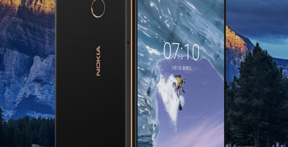 Nokia X71:ssä on näytössä reikä etukameralle ja takana kolme kameraa.