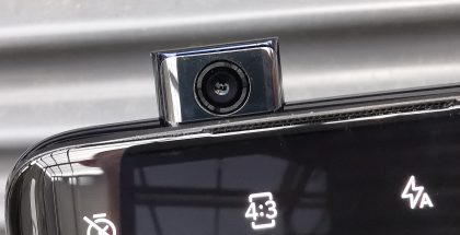 Etukamera nousee esiin tarvittaessa OnePlus 7 Pron yläreunasta.