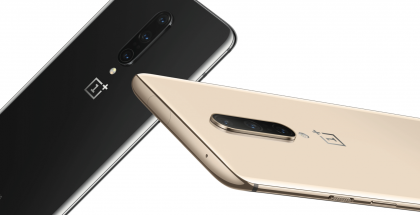 OnePlus 7 Pron tummanharmaa Mirror Gray ja vaalea Almond-väri.