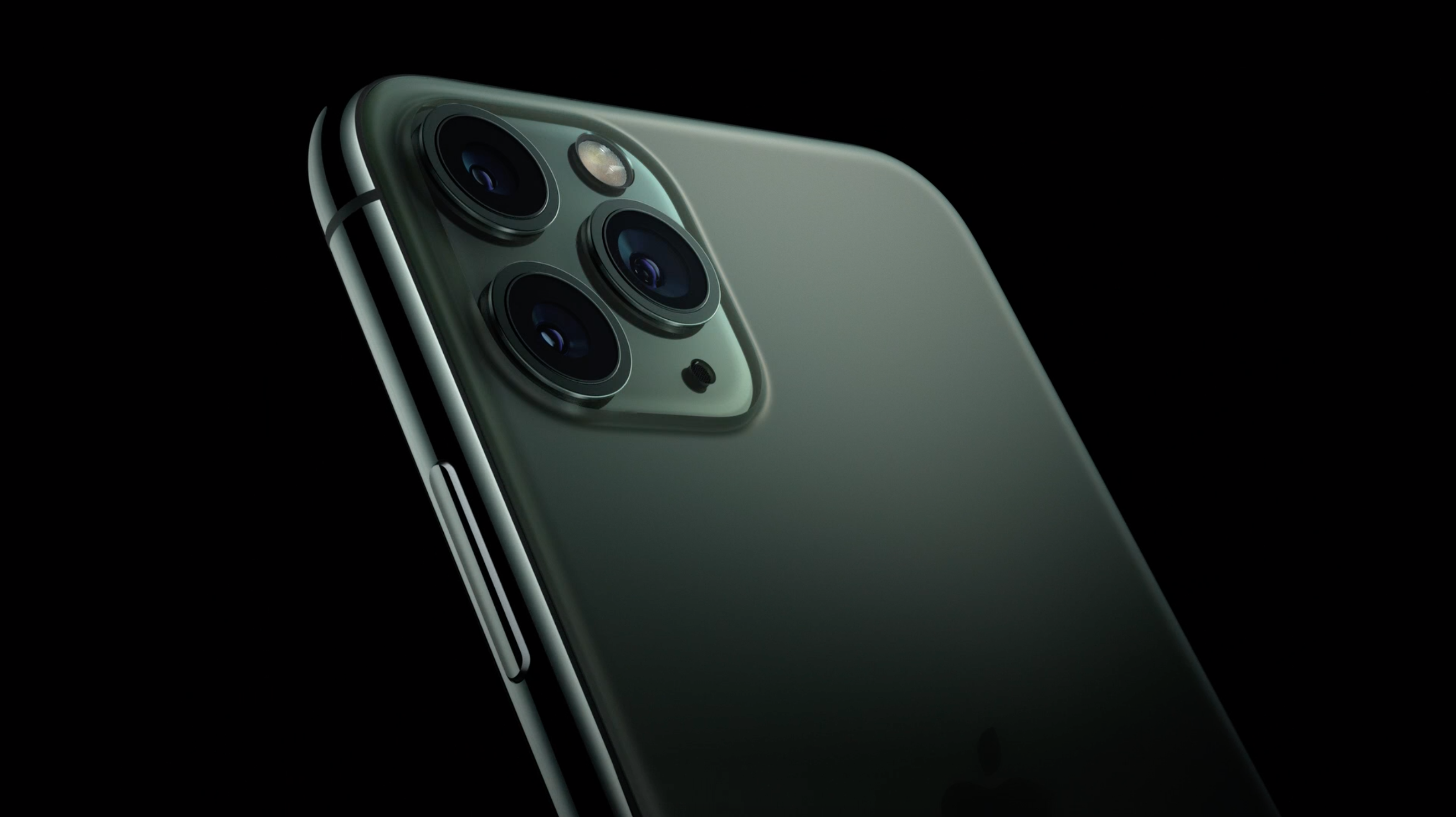 iPhone Pro ja iPhone Pro Max tarjoavat kolme takakameraa.