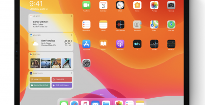 Myös iPadOS:ssä widgettejä voi jatkossa järjestellä vapaasti osaksi kotinäkymää. Tässä iPadOS 13 -kuvassa vielä nykyinen ratkaisu, jossa widgetit näkyvät vain reunassa.