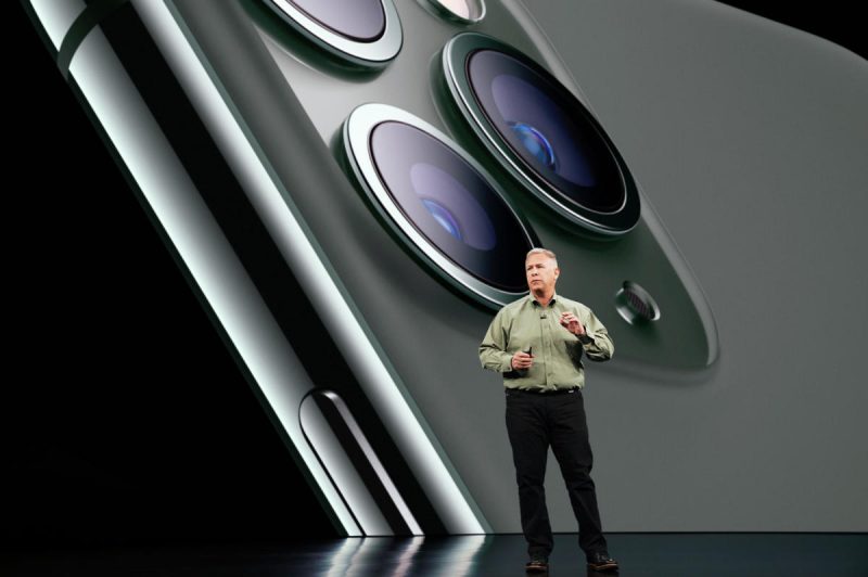 Applen markkinointijohtaja Phil Schiller esittelemässä uusia iPhone 11 Pro -malleja aiemmin tänä vuonna.