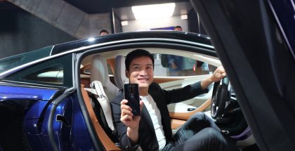 OnePlussan toimitusjohtaja Pete Lau vuonna 2019 kädessään OnePlus 7T Pro McLaren Edition.