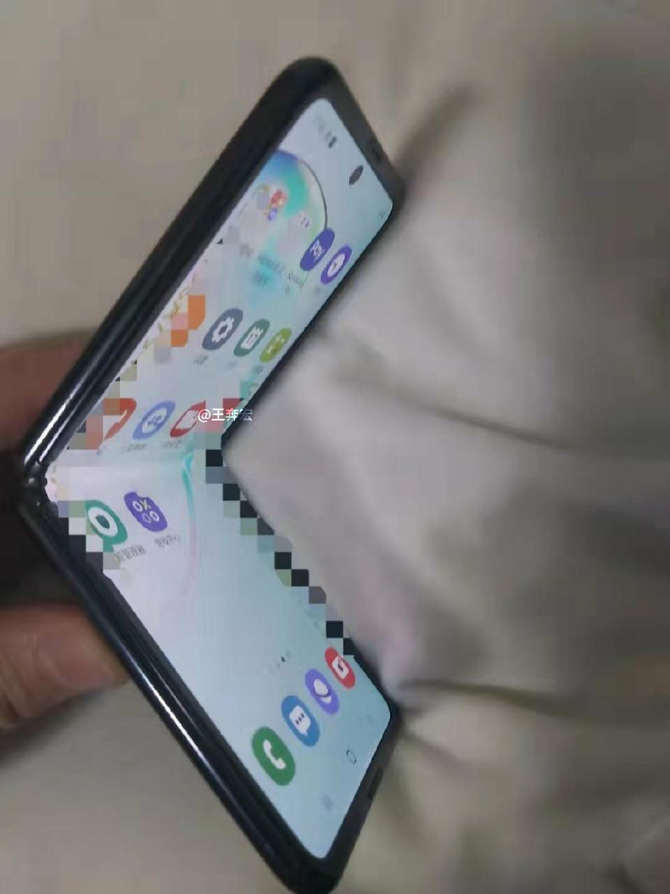 Samsungin taittuvanäyttöinen simpukkapuhelin Galaxy Z Flip.