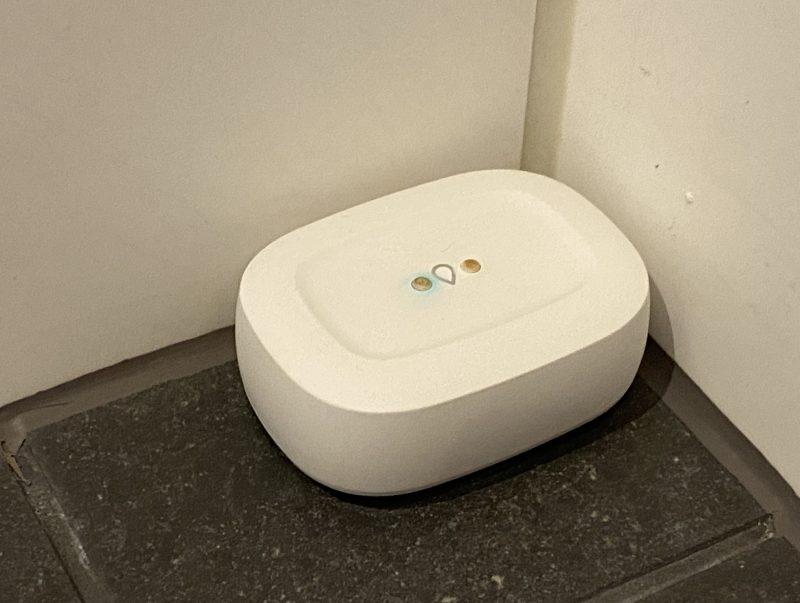 SmartThings-vesivuototunnistin kylpyhuoneen nurkassa.