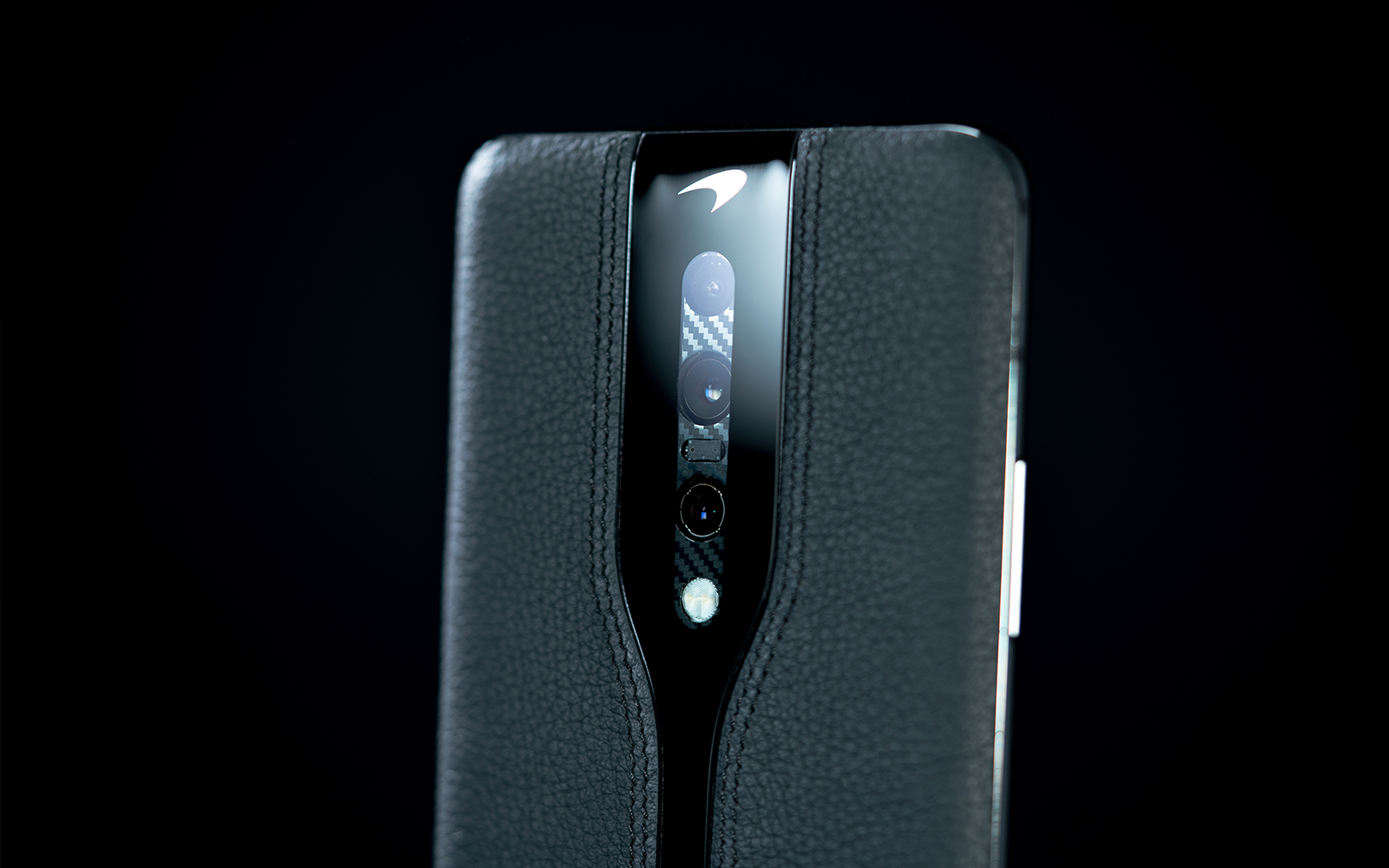 OnePlus Concept Onen prototyyppi tummalla nahkapinnalla.
