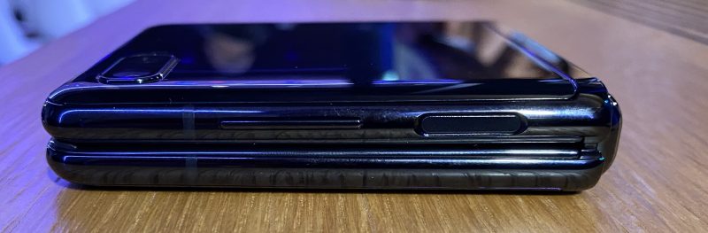 Suljettuna Galaxy Z Flip on varsin paksu - vähän kuin lompakko. Taskuun tai käsilaukkuun se sopii kuitenkin mukavasti.