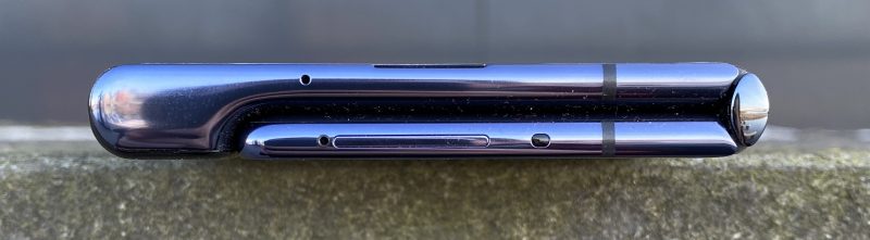 Yläpäässä Mate Xs:ssä on monien muiden Huawei-puhelinten tavoin infrapunalähetin. Saranaa suojaavat soikion muotoiset päädyt.