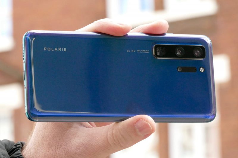 Huawei P40 Pron varhaisen vaiheen prototyyppi Digital Trendsin julkaisemassa kuvassa. Polarie- ja Blink-tekstit ovat tyypillisiä protovaiheen Huaweille. Lopuilta samoissa kohdin odotetaan lukevan Huawei ja Leica.