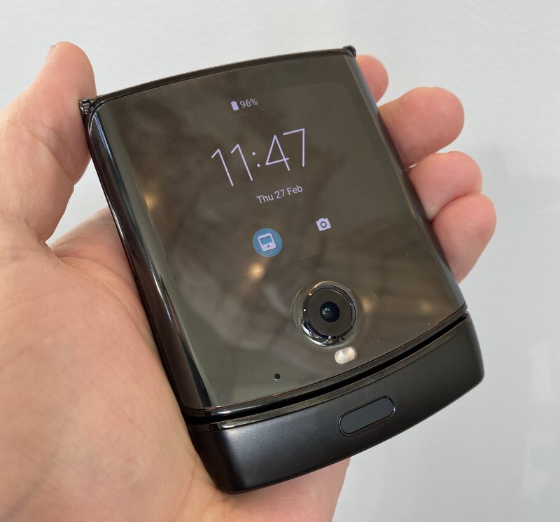 Kansinäyttö on Motorola razrissa kookkaampi kuin mininäyttö Samsung Galaxy Z Flipissä.