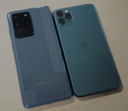 Galaxy S20 Ultra vs. iPhone 11 Pro Max. Samsung on pidempi mutta myös hieman kapeampi. Kamera-alue Samsungissa on paljon kookkaampi ja paksumpi.