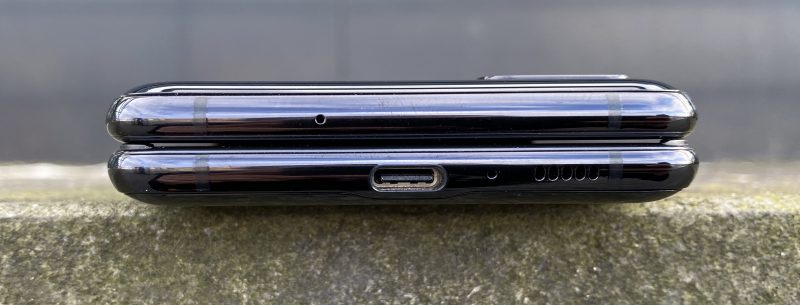 Galaxy Z Flipin pohjassa on USB-C-liitäntä sekä kaiutin.
