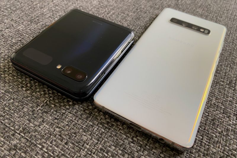 Galaxy Z Flip vs. Galaxy S10+. Neliön muotoon sulkeutuva Galaxy Z Flip on selvästi paksumpi mutta muuten kompakti.