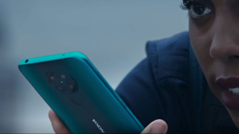 Todennäköisesti Nokia 5.3 -mallinimen saava uutuuspuhelin 007-naisagenttia näyttelevän Lashana Lynchin kädessä.