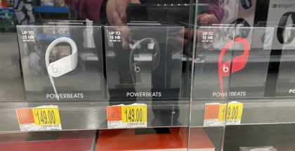 Powerbeats 4 -kuulokkeet Walmartin hyllyssä.