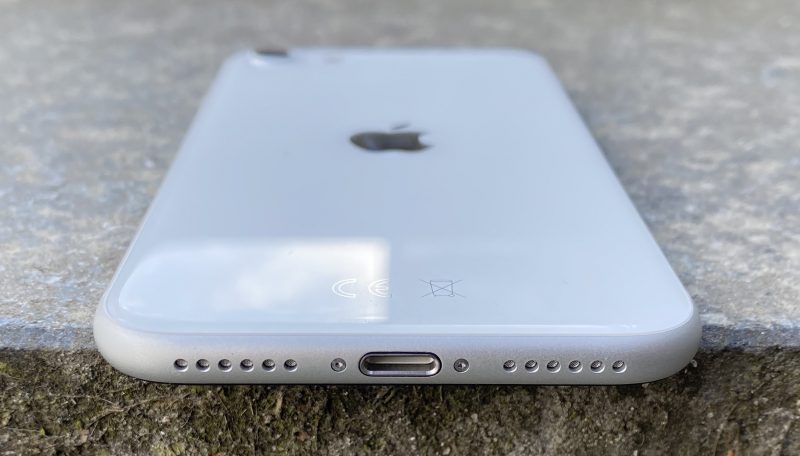 iPhone SE on varustettu Lightning-liitännällä ja stereokaiuttimilla.