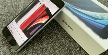 Uusi iPhone SE muistuttaa ulkoisesti iPhone 8:aa. Etupuolella on tuttu 4,7 tuuman näyttö ja Touch ID -kotipainike.