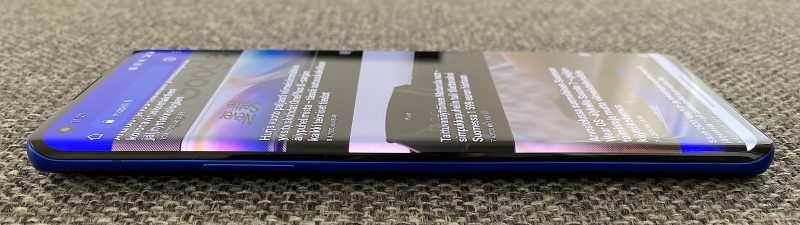 Näyttö kaartuu OnePlus 8 Prossa jyrkässä kulmassa hieman reunoille.