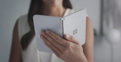 Surface Duo avautuu kirjan tavoin.