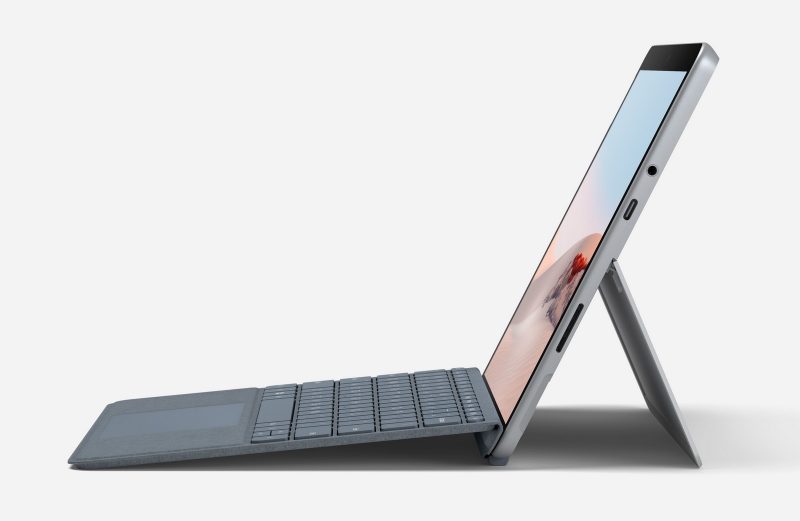 Surface Go 2 ja erikseen myytävä Type Cover -näppäimistö.