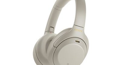 Kuvassa alkuperäiset Sony WH-1000XM4 -kuulokkeet hopeana värivaihtoehtona.