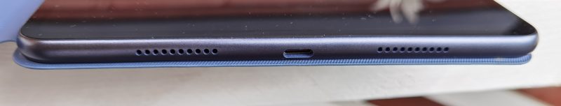 Tabletissa on USB-C-liitäntä ja peräti neljä kaiutinta, joista kaksi näkyy kuvassa. Muita liitäntöjä, kuten 3,5 millimetrin kuulokeliitäntää, ei ole.