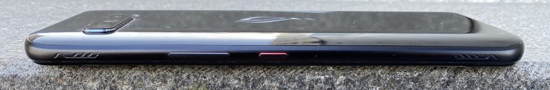 ROG Phone 3:n oikealta kyljeltä löytyvät äänenvoimakkuus- ja virtapainikkeet sekä kulmista ultraääniantureilla toimivat AirTriggers 3 -painikkeet.