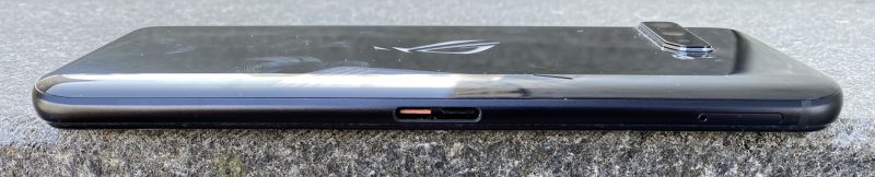 Toisella pidemmällä kyljellä on USB-C-liitäntä osana laajempaa liitäntää.