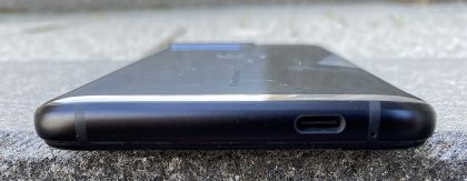 Toinen USB-C-liitäntä ROG Phone 3:n pohjassa.