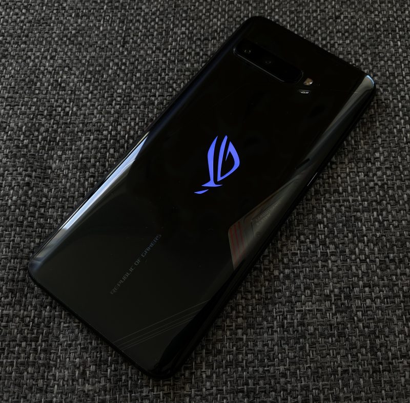 ROG Phone 3:n takapinnassa on ROG-logo, jossa on RGB LED -valot. Valaistusta voi säätää jatkuvasti päällä olevaksi, "hengittäväksi" tai välkkyväksi kuin myös väreiltään vapaasti. Jatkuvan valaistuksen ohella valon voi kytkeä esimerkiksi ilmoituksiin.