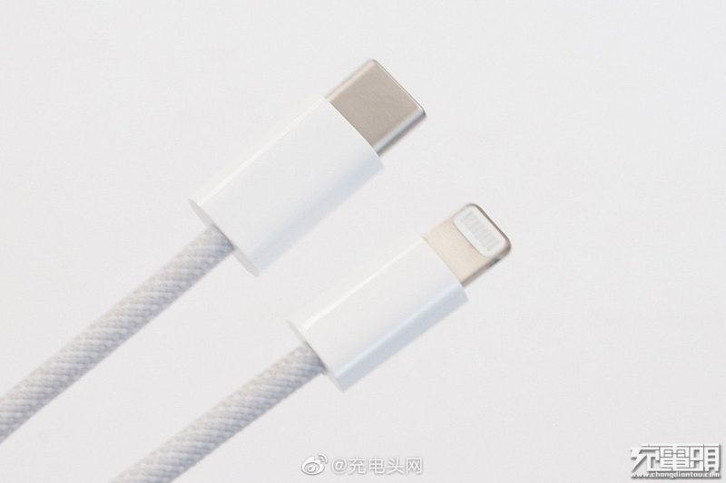 Applen uusi Lightning-kaapeli voi olla varustettu punotulla pinnalla. Toisessa päässä USB-C, toisessa Lightning.