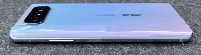 ZenFone 7 -puhelinten oikealta kyljeltä löytyy äänenvoimakkuuden säätökytkin sekä virtapainike, jossa on myös sormenjälkilukija sekä Smart Key -toiminnot.
