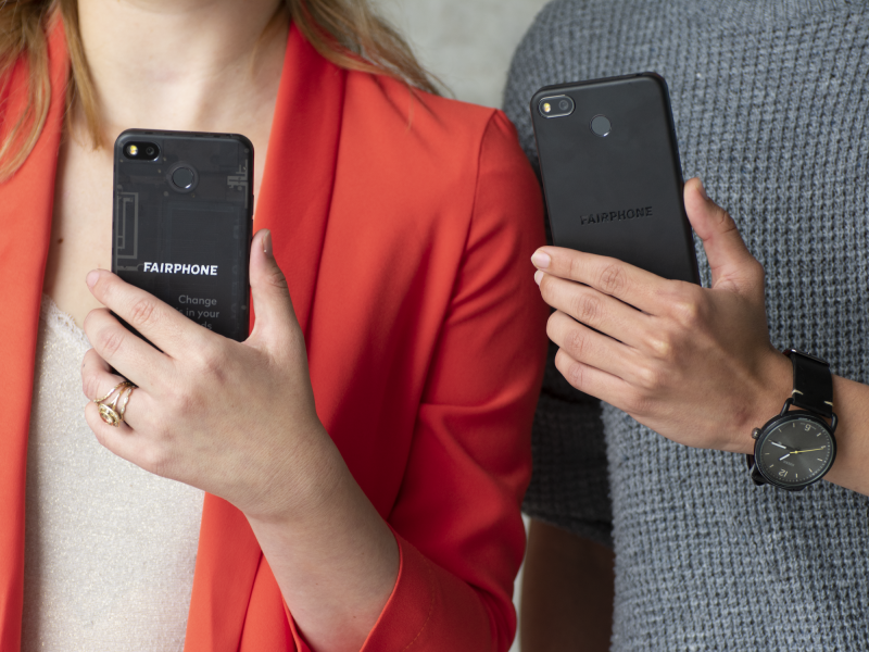 Fairphone 3+:ssa ei ole enää läpinäkyvää takapintaa kuten edeltäjässä Fairphone 3:ssa.