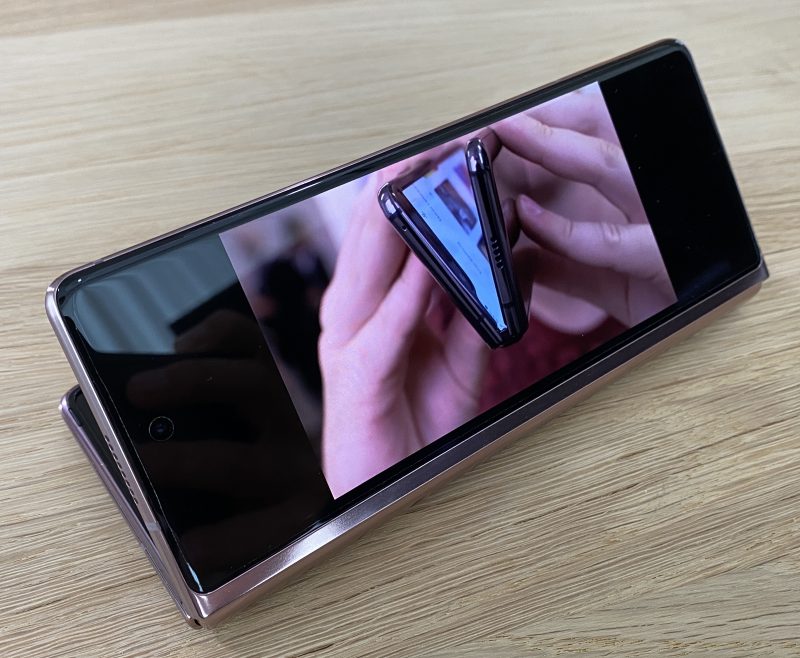 Video Galaxy Z Fold2:n kansinäytöllä. Kannen voi avata noin 90 asteen kulmaan asti ennen kuin sisältö siirtyy sisänäytölle.