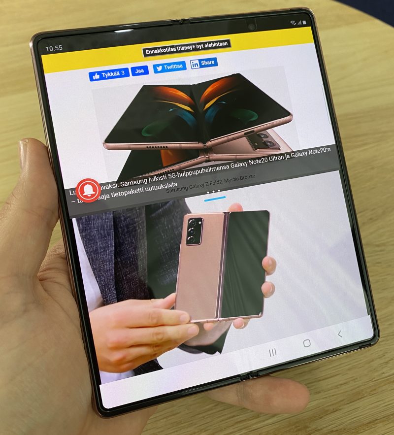 Yllä verkkosivu, alla video YouTube-sovelluksessa. Näytön voi nyt jatkaa myös kahtia Galaxy Z Fold2:ssa.