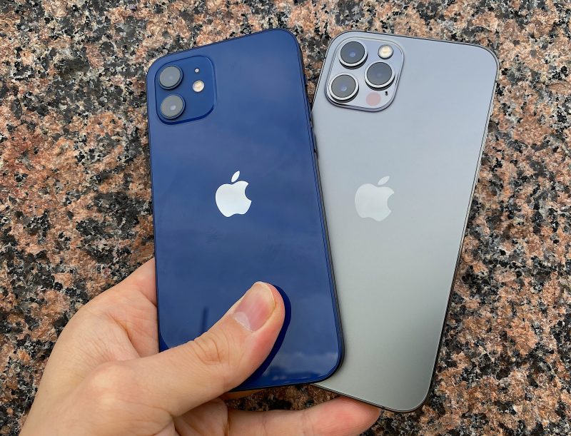 iPhone 12 eri väreissään on yhä kiiltäväpintainen, Pro-mallit puolestaan mattapintaisia.