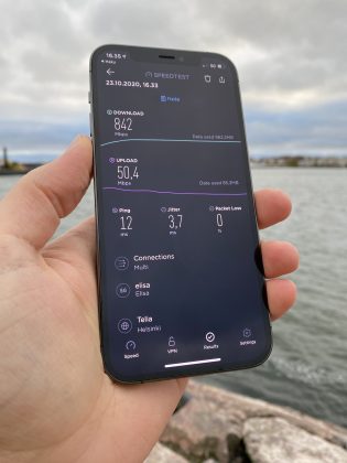 842 Mbit/s -nopeus iPhone 12 Prolla 5G-verkossa Helsingin Jätkäsaaressa.