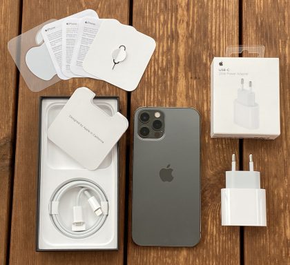 iPhone 12 Pron myyntipakkauksesta löytyy vain USB-C-Lightning-kaapeli. 20 watin Apple-laturi myydään erikseen.