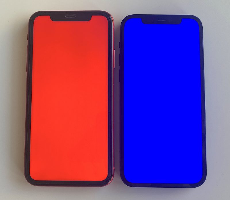 Punainen iPhone 11 vs. sininen iPhone 12.