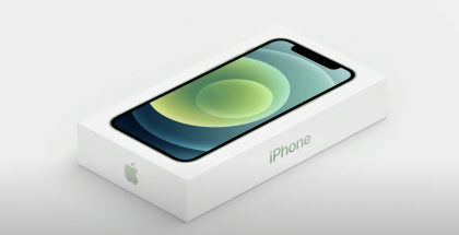 Laturin pois jättämisen myötä iPhone 12:n aiempaa pienempi myyntipakkaus mahdollisti Applen mukaan yhdelle kuljetuslavalle mahtuvan 70 prosenttia aiempaa enempää puhelimia.